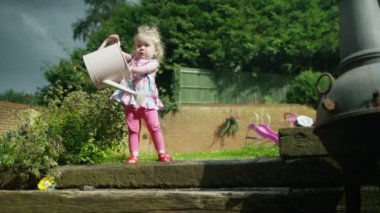 yürümeye başlayan çocuk İkizler sulama kutular ile 