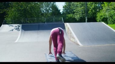 sokak dansçısı birkaç hareket gösterilen