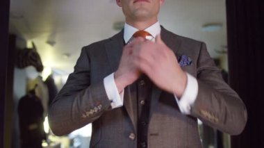 yeni bir takım elbise üzerinde çalışan adam