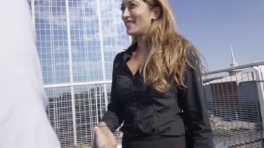 iş kadınları el sallamak