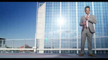 sokak dansçısı birkaç hareket gösterilen