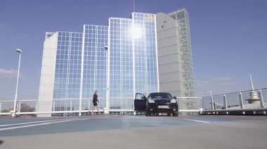 işkadını meslektaşı ile el sallar