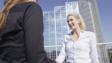 iş kadınları el sallamak