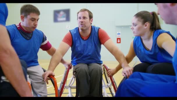 Spieler im Rollstuhl beim Teamgespräch — Stockvideo