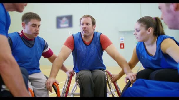 Spieler im Rollstuhl beim Teamgespräch — Stockvideo