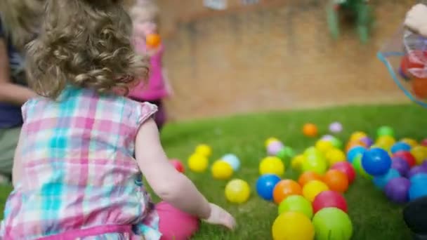 Zwillinge spielen im Garten — Stockvideo