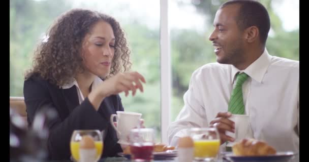 Paar genießt Frühstück — Stockvideo