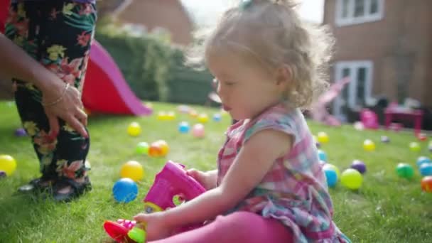 Gemelos jugando en el jardín — Vídeo de stock