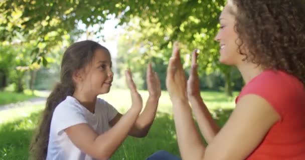 Mor och dotter spelar pat-a-kaka — Stockvideo