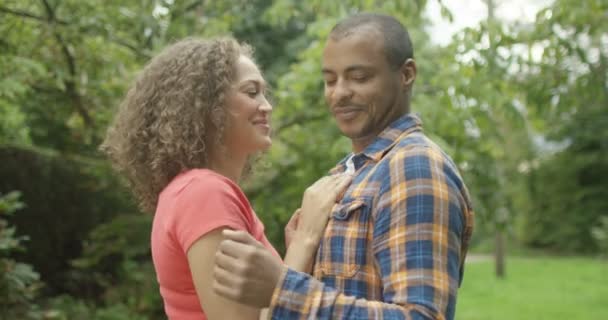 Супружеская пара обнимается на открытом воздухе — стоковое видео