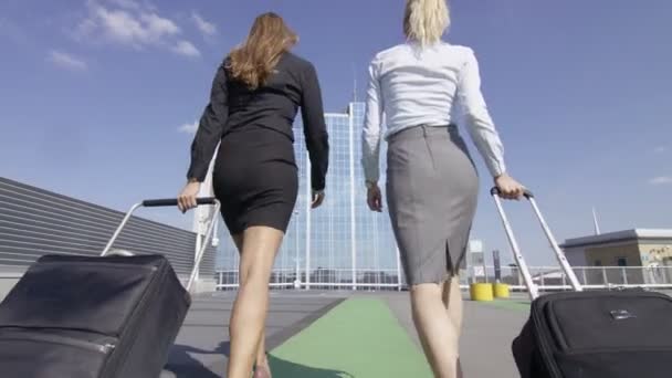 Zakenvrouwen wandelen met bagage op de luchthaven — Stockvideo