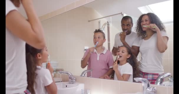 Familjen rengöring deras tänder — Stockvideo