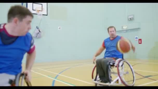 Players in wheelchairs training together — Stock Video
