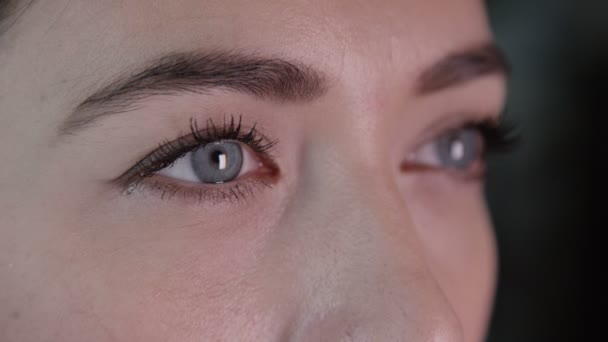 Les yeux d'une belle jeune femme — Video