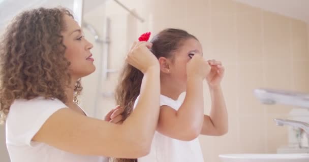 Mother little girl's hair — Stock Video