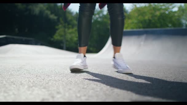 Fötter av dansare dansar på skateboardpark — Stockvideo