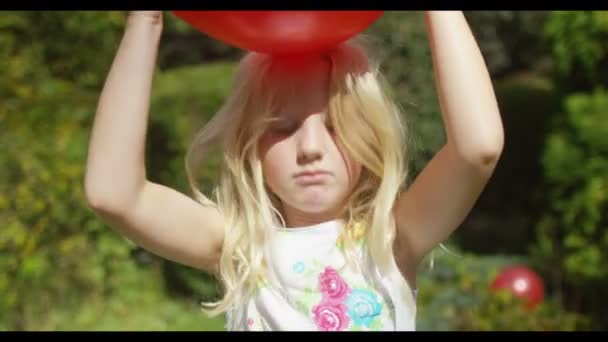 Menina brincando com um balão — Vídeo de Stock