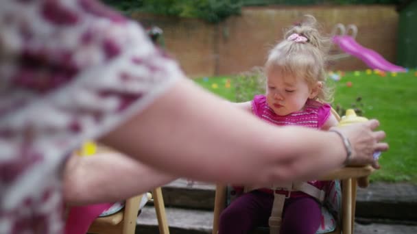 Yürümeye başlayan çocuk İkizler besleme anne — Stok video