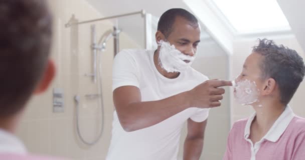 Padre e hijo en el baño por la mañana — Vídeo de stock