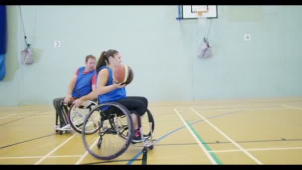 Joueurs en fauteuil roulant s'entraînant ensemble — Video