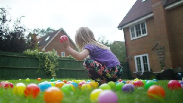 Meisje en moeder spelen in de tuin — Stockvideo