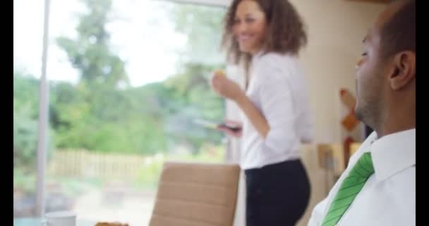 Familia charlando en el desayuno — Vídeos de Stock