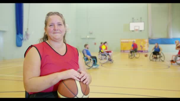 Χαμογελώντας αναπηρική πολυθρόνα μπασκετμπολίστας — Αρχείο Βίντεο