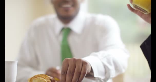 Femme d'affaires parlant au mari au petit déjeuner — Video