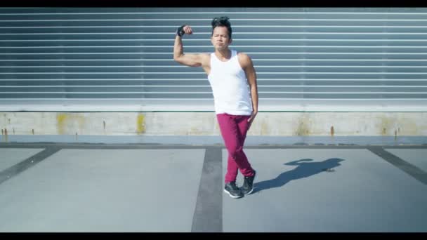 Уличный танцор, демонстрирующий некоторые движения — стоковое видео