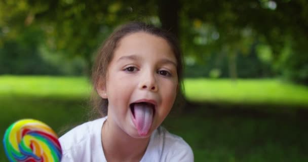 Chica comiendo piruleta — Vídeo de stock