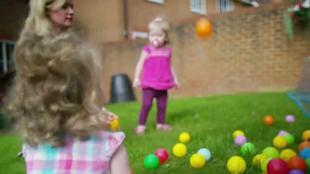 Zwillinge spielen im Garten — Stockvideo