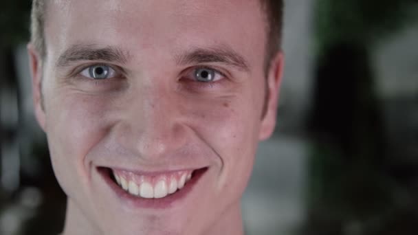 Visage de jeune homme souriant — Video