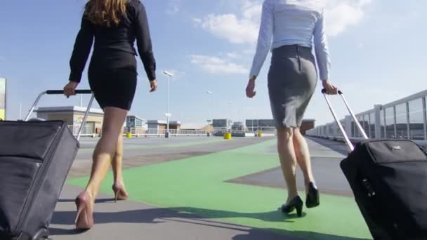 Zakenvrouwen wandelen met bagage op de luchthaven — Stockvideo