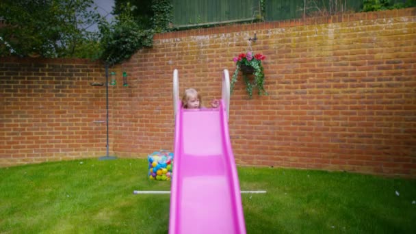 Dziewczyna bawiąca się na slajdzie — Wideo stockowe