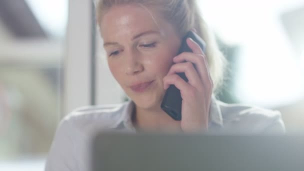 Mujer de negocios hablando por teléfono — Vídeo de stock