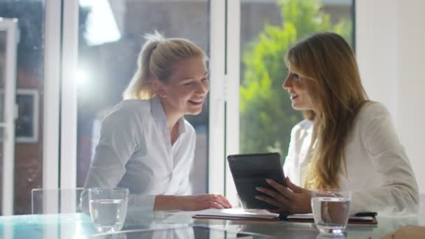 Businesswomen working in office — Stock Video