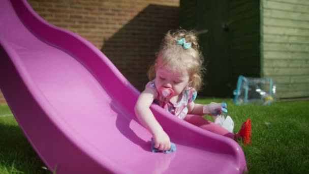 Menina com pano de limpeza no jardim — Vídeo de Stock