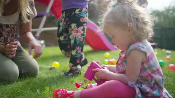 Gemelos jugando en el jardín — Vídeo de stock