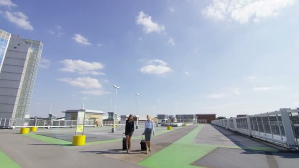 Affärskvinnor promenader med bagage på flygplatsen — Stockvideo