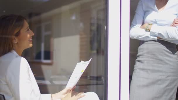 Geschäftsfrauen arbeiten im modernen Büro — Stockvideo