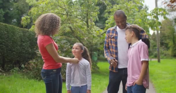 Familie besteedt tijd buiten — Stockvideo