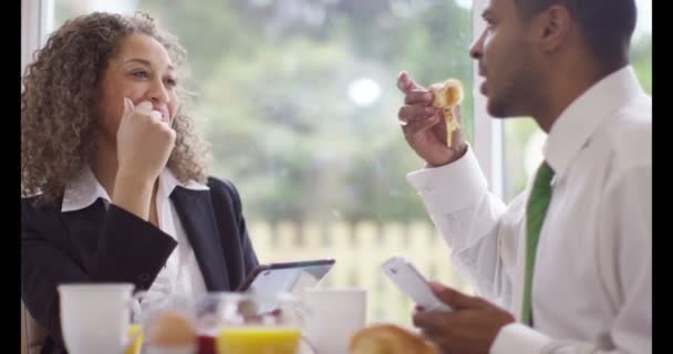 Pareja utilizando la tecnología en el desayuno — Vídeos de Stock