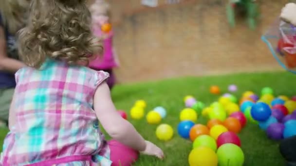 Близнецы играют в саду — стоковое видео
