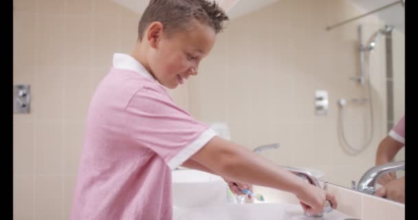 Father and son in bathroom in the morning — 图库视频影像