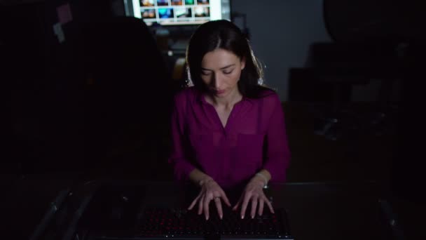 Mujer que trabaja delante de un ordenador — Vídeos de Stock
