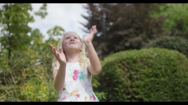 Девушка играет с воздушным шаром — стоковое видео