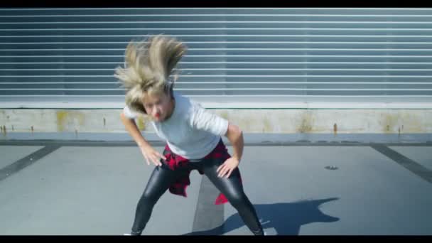 Вулична танцівниця демонструє деякі ходи — стокове відео