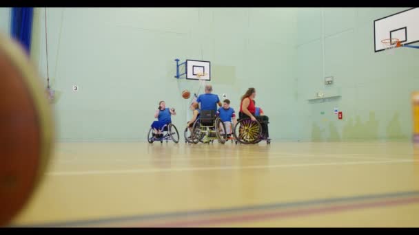 Игроки в инвалидных колясках тренируются вместе — стоковое видео