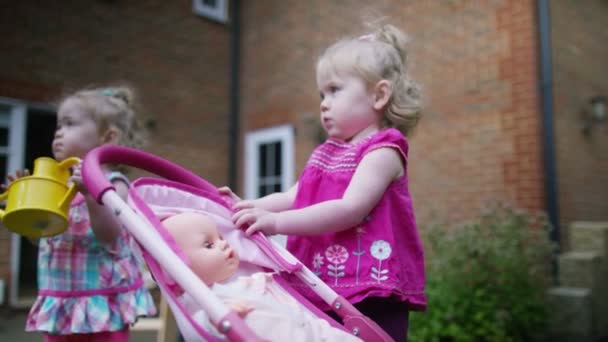 Bahçede oynarken yürümeye başlayan çocuk İkizler — Stok video