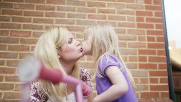 Madre dà figlia un bacio — Video Stock